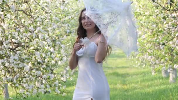 Niña Con Paraguas Blanco Los Manzanos Flor Jardín 2020 — Vídeos de Stock