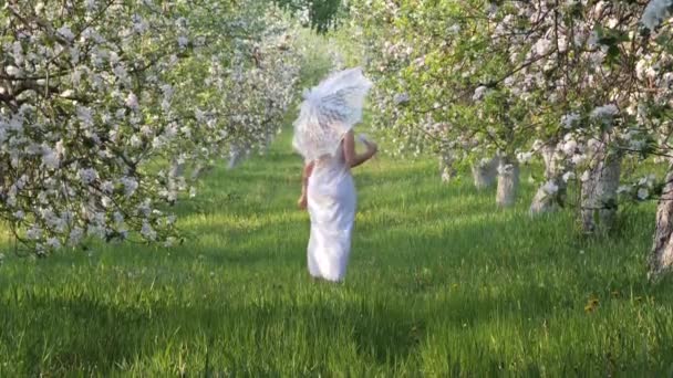 Meisje Met Een Witte Paraplu Bloeiende Appelbomen Tuin 2020 — Stockvideo