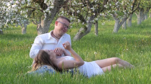 Jeune Homme Fille Fleurs Pommiers Dans Jardin — Video