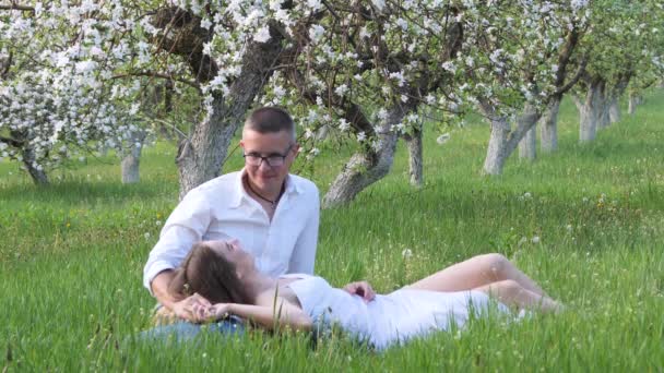 Jeune Homme Fille Fleurs Pommiers Dans Jardin — Video