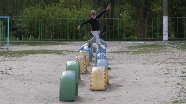 Junge Treibt Sport Auf Spielplatz Freien — Stockvideo
