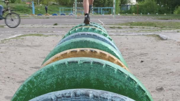 Adolescente Entra Para Los Deportes Patio Aire Libre — Vídeo de stock