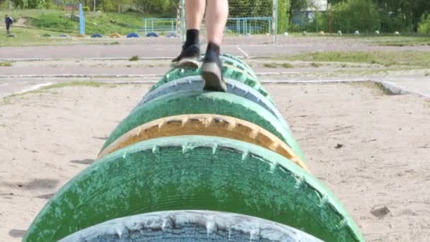 Adolescente Entra Para Los Deportes Patio Aire Libre — Vídeo de stock