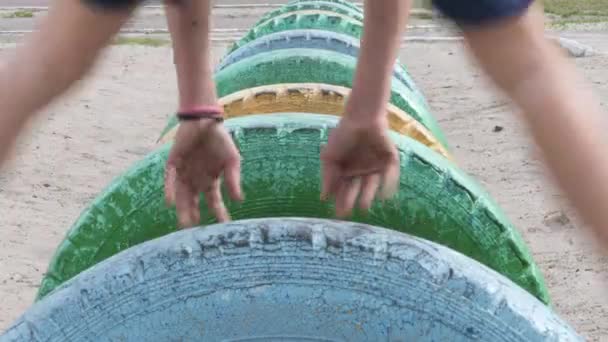 Teenager Treibt Sport Auf Spielplatz Freien — Stockvideo