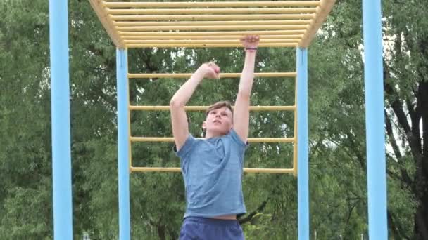 Teenager Treibt Sport Auf Spielplatz Freien — Stockvideo