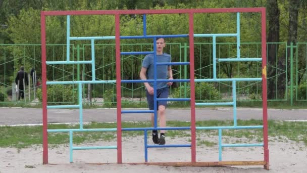 Teenager Treibt Sport Auf Spielplatz Freien — Stockvideo