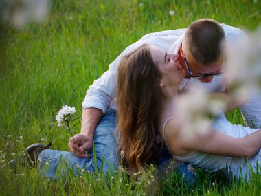 2020 bahçesindeki çiçek açan elma ağaçlarındaki genç adam ve kız.