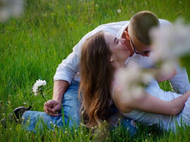 2020 bahçesindeki çiçek açan elma ağaçlarındaki genç adam ve kız.