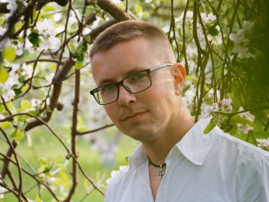 2020 'de çiçek açan bir bahçede genç ve yakışıklı bir ziraat uzmanı.