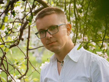 2020 'de çiçek açan bir bahçede genç ve yakışıklı bir ziraat uzmanı.