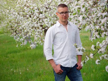 2020 'de çiçek açan bir bahçede genç ve yakışıklı bir ziraat uzmanı.