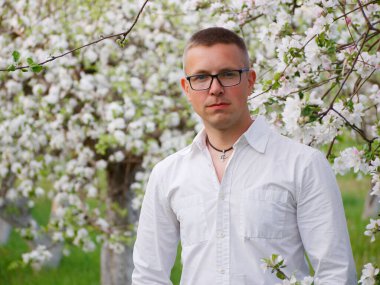 2020 'de çiçek açan bir bahçede genç ve yakışıklı bir ziraat uzmanı.