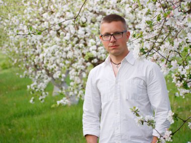 2020 'de çiçek açan bir bahçede genç ve yakışıklı bir ziraat uzmanı.