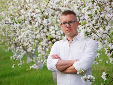 2020 'de çiçek açan bir bahçede genç ve yakışıklı bir ziraat uzmanı.