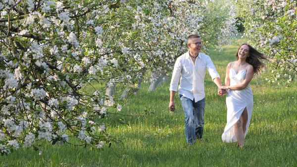 Jovem Cara Menina Árvores Maçã Florescendo Jardim 2020 — Fotografia de Stock