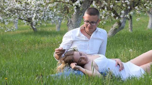 2020年花园里盛开的苹果树中的年轻男女 — 图库照片