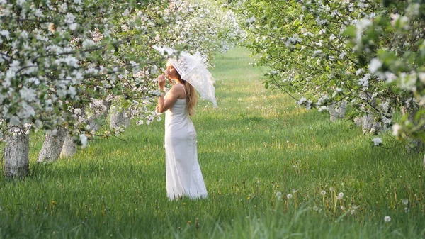 Fille Avec Parapluie Blanc Dans Les Pommiers Fleurs Dans Jardin — Photo