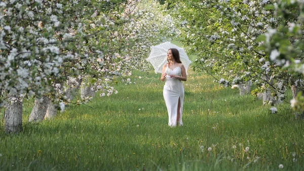 Fille Avec Parapluie Blanc Dans Les Pommiers Fleurs Dans Jardin — Photo