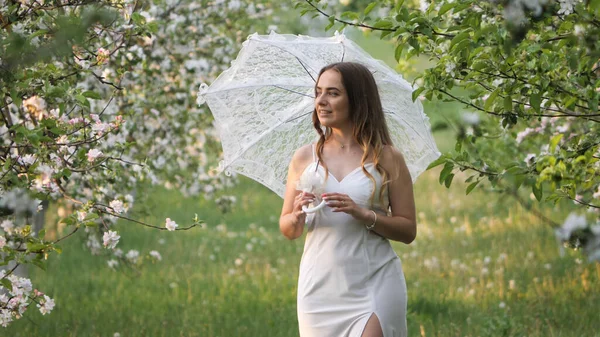 Fille Avec Parapluie Blanc Dans Les Pommiers Fleurs Dans Jardin — Photo