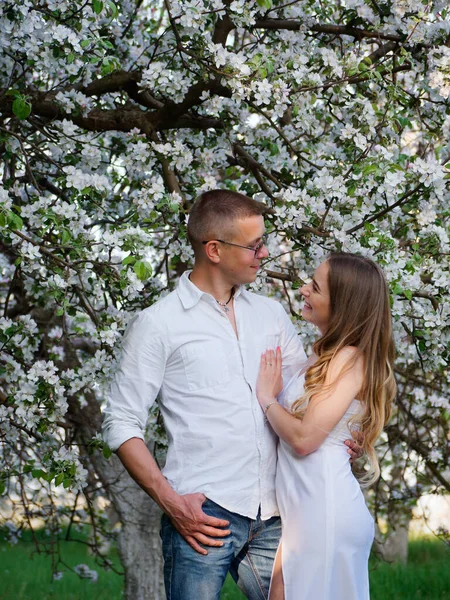 Jovem Cara Menina Árvores Maçã Florescendo Jardim 2020 — Fotografia de Stock