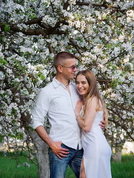 Jovem Cara Menina Árvores Maçã Florescendo Jardim 2020 — Fotografia de Stock