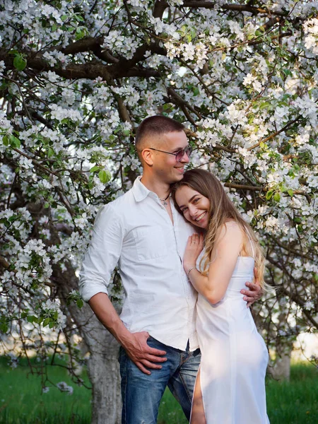 Jeune Homme Fille Fleurs Pommiers Dans Jardin 2020 — Photo