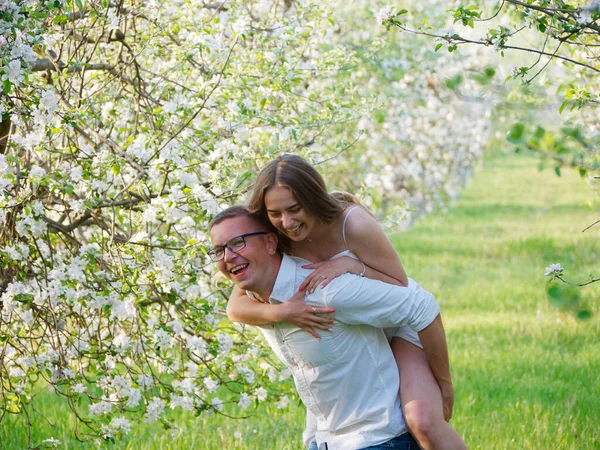 Jeune Homme Fille Fleurs Pommiers Dans Jardin 2020 — Photo