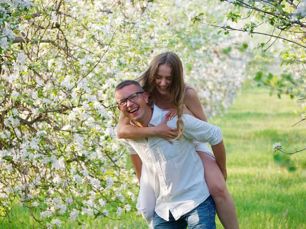 Jeune Homme Fille Fleurs Pommiers Dans Jardin 2020 — Photo