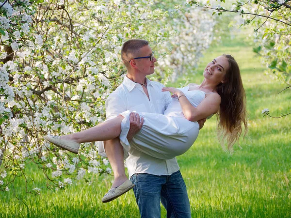 2020年花园里盛开的苹果树中的年轻男女 — 图库照片