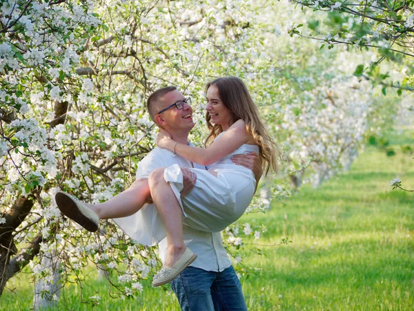 Młody Chłopak Dziewczyna Kwitnących Jabłoni Ogrodzie 2020 — Zdjęcie stockowe