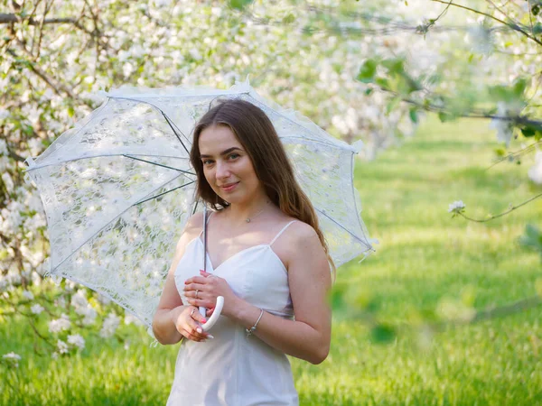 Menina Com Guarda Chuva Branco Árvores Maçã Florescendo Jardim 2020 — Fotografia de Stock