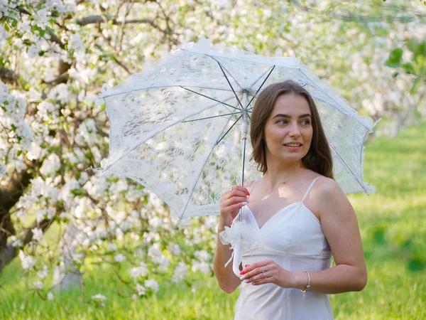 2020 Bahçesinde Çiçek Açan Elma Ağaçlarında Beyaz Şemsiyeli Bir Kız — Stok fotoğraf