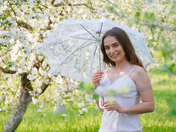 Fille Avec Parapluie Blanc Dans Les Pommiers Fleurs Dans Jardin — Photo