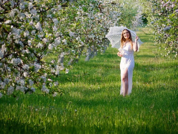 Fille Avec Parapluie Blanc Dans Les Pommiers Fleurs Dans Jardin — Photo