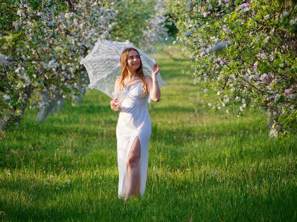 Fille Avec Parapluie Blanc Dans Les Pommiers Fleurs Dans Jardin — Photo