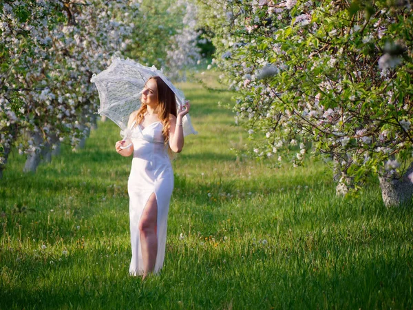 Mädchen Mit Weißem Regenschirm Blühenden Apfelbäumen Garten 2020 — Stockfoto