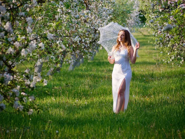 Fille Avec Parapluie Blanc Dans Les Pommiers Fleurs Dans Jardin — Photo