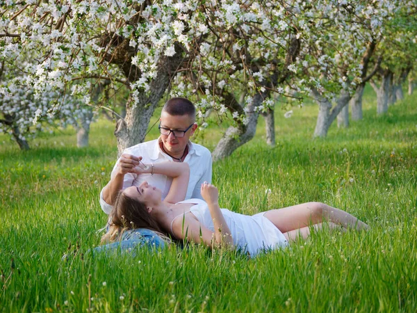 2020 Bahçesindeki Çiçek Açan Elma Ağaçlarındaki Genç Adam Kız — Stok fotoğraf