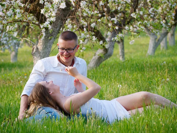 Jeune Homme Fille Fleurs Pommiers Dans Jardin 2020 — Photo