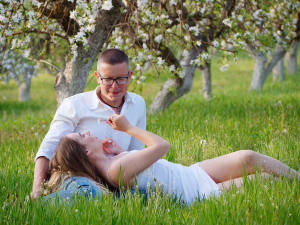 Jeune Homme Fille Fleurs Pommiers Dans Jardin 2020 — Photo