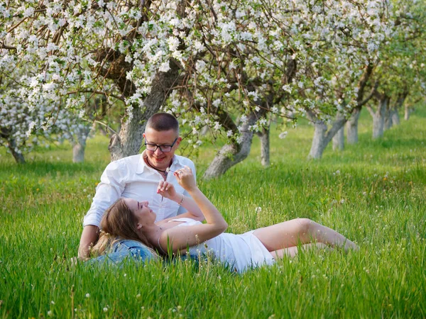 2020 Bahçesindeki Çiçek Açan Elma Ağaçlarındaki Genç Adam Kız — Stok fotoğraf