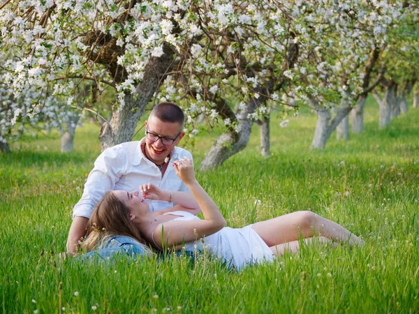 Jovem Cara Menina Árvores Maçã Florescendo Jardim 2020 — Fotografia de Stock