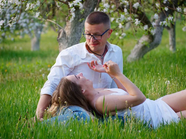 Jeune Homme Fille Fleurs Pommiers Dans Jardin 2020 — Photo