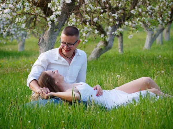 Jovem Cara Menina Árvores Maçã Florescendo Jardim 2020 — Fotografia de Stock