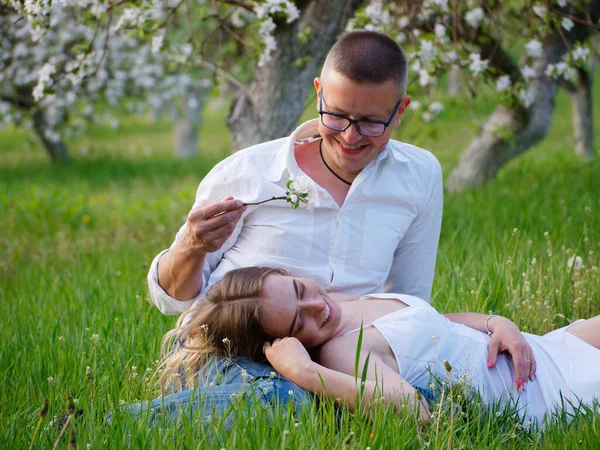 Joven Chico Chica Flor Manzanos Jardín 2020 — Foto de Stock