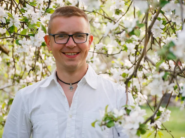 Młody Przystojny Smart Man Agronomist Kwitnącym Ogrodzie 2020 — Zdjęcie stockowe