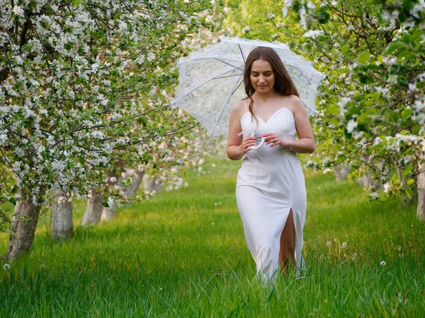 Fille Avec Parapluie Blanc Dans Les Pommiers Fleurs Dans Jardin — Photo