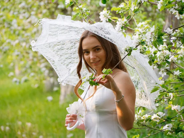 Fille Avec Parapluie Blanc Dans Les Pommiers Fleurs Dans Jardin — Photo