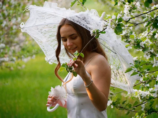 Fille Avec Parapluie Blanc Dans Les Pommiers Fleurs Dans Jardin — Photo