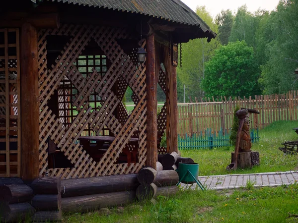 ベラルーシのゴメル 2020年5月11日 湖の近くの森の中のヴォストクレクリエーションセンターの外観2020 — ストック写真